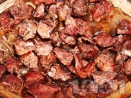 Рецепта Три вида месо - свинско, пилешко и телешко с наденичка печени на фурна в глинено гърне (гювеч) или йенско стъкло